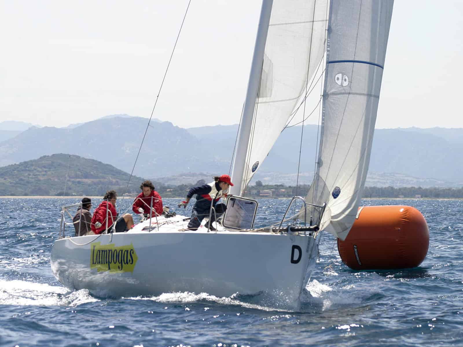 Corsi e regate agonistiche di vela in Sardegna - Velisti in mare aperto