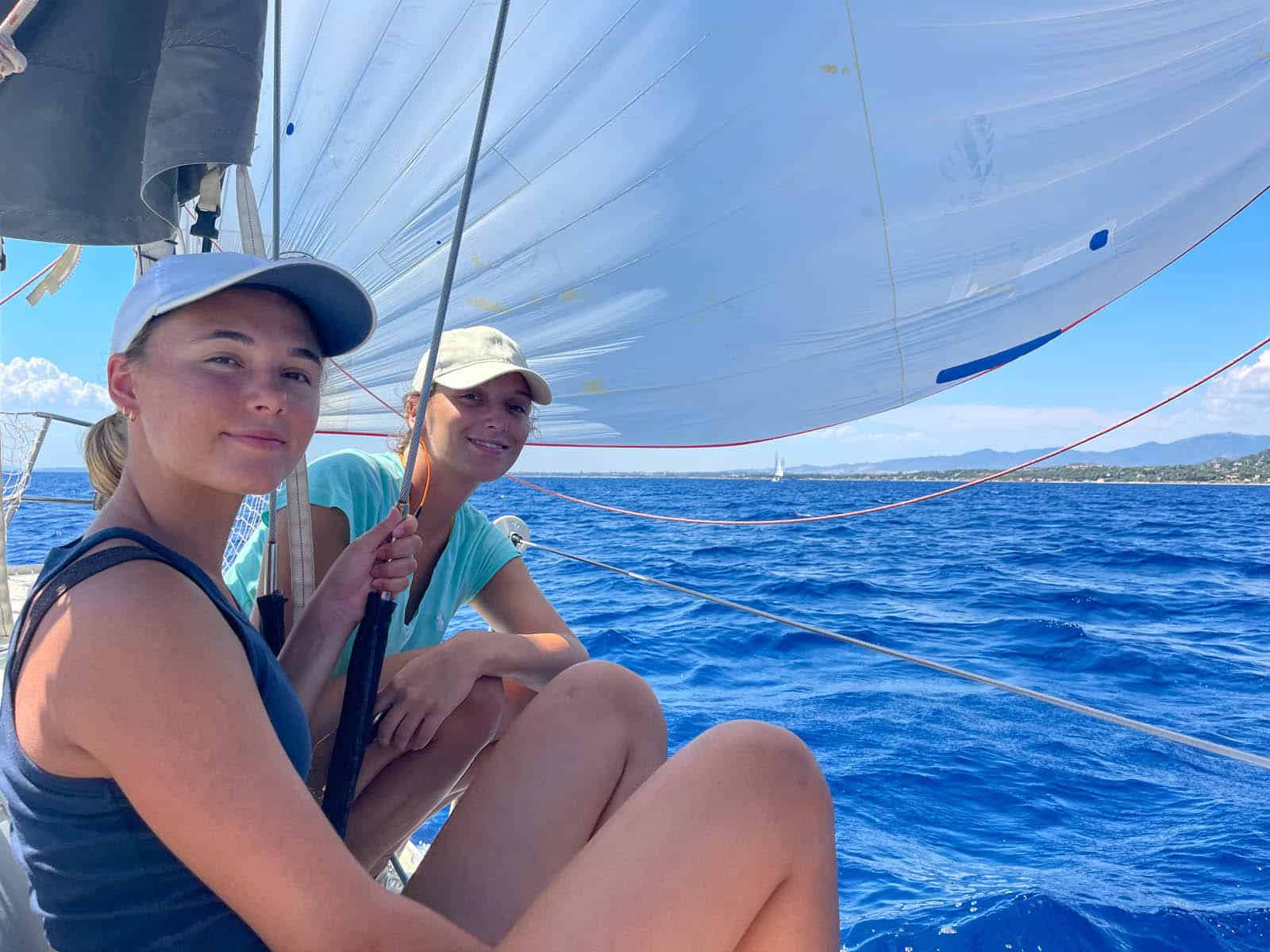 Corsiste felici durante il corso di vela estivo intensivo in Sud Sardegna