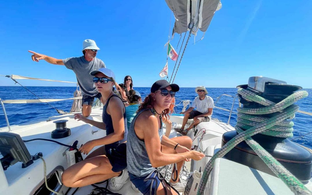Corso estivo full immersion in Sardegna: Partecipanti concentrati a bordo della barca.