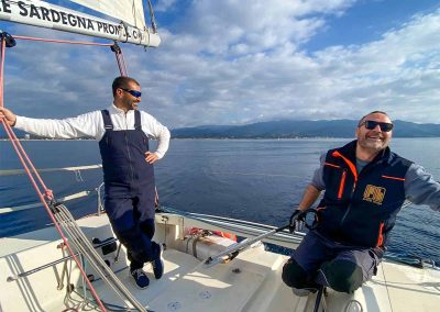 Corsi di perfezionamento vela in Sardegna: Partecipanti affinano le proprie abilità.