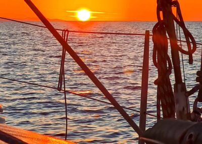 Tramonto durante una Crociera in barca a vela nel Sud Sardegna: Avventura e relax in una cornice naturale.