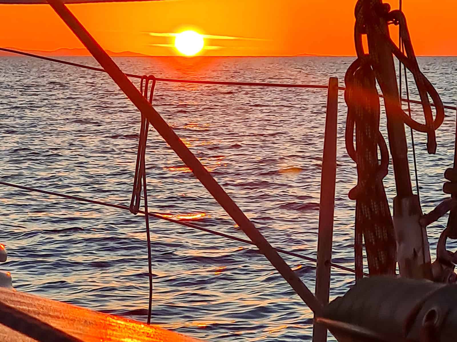 Tramonto durante una Crociera in barca a vela nel Sud Sardegna: Avventura e relax in una cornice naturale.