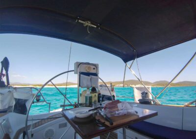 Crociera in barca a vela nel Sud Sardegna: Navigazione serena sotto un cielo azzurro.
