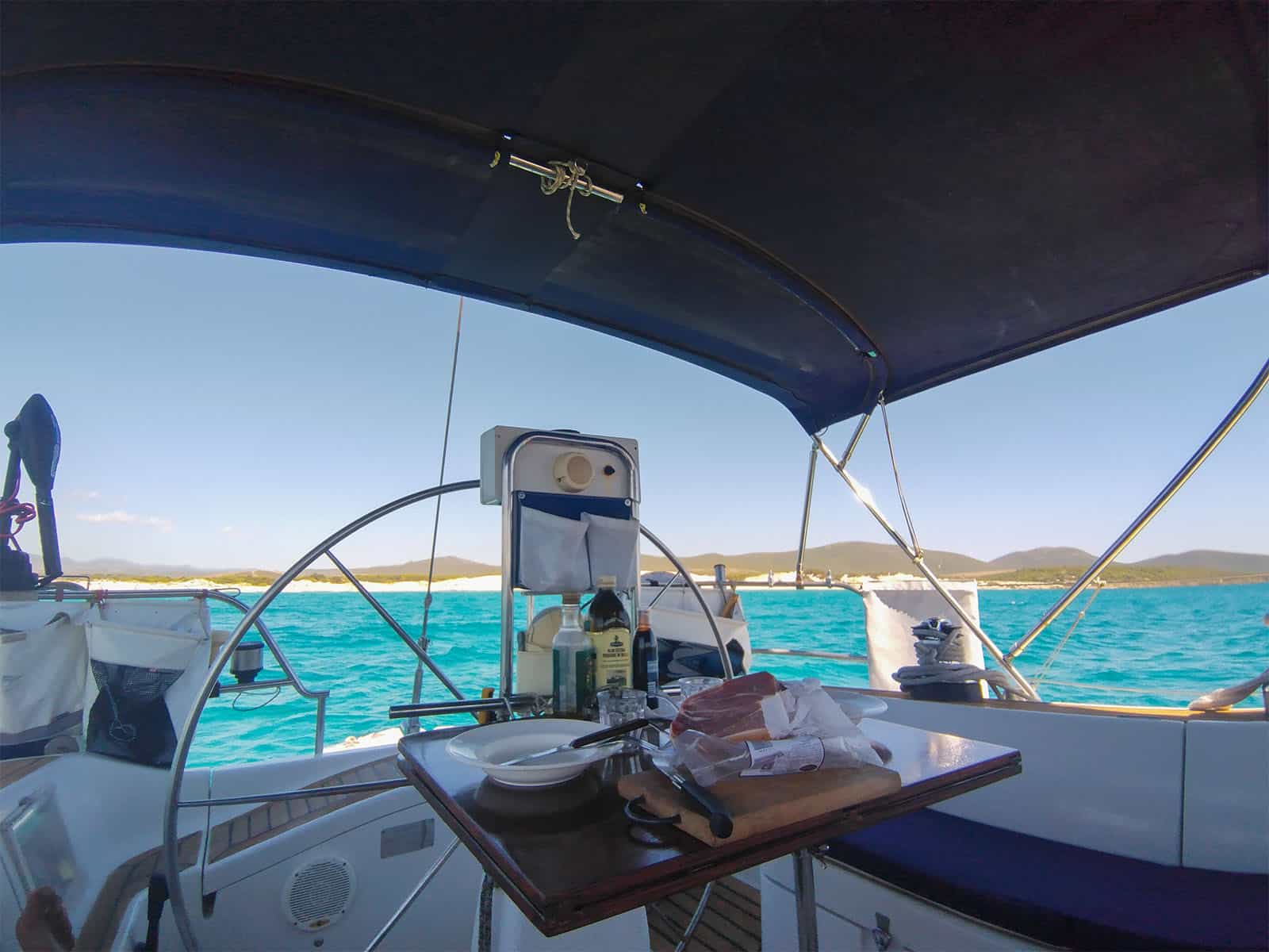 Crociera in barca a vela nel Sud Sardegna: Navigazione serena sotto un cielo azzurro.